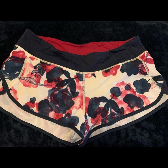 LuLuLemon Shorts with liner - Picture 3 of 3